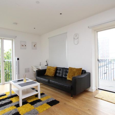 Spacious & Modern 1 Bedroom Close To Station In E16 Londres Exterior foto