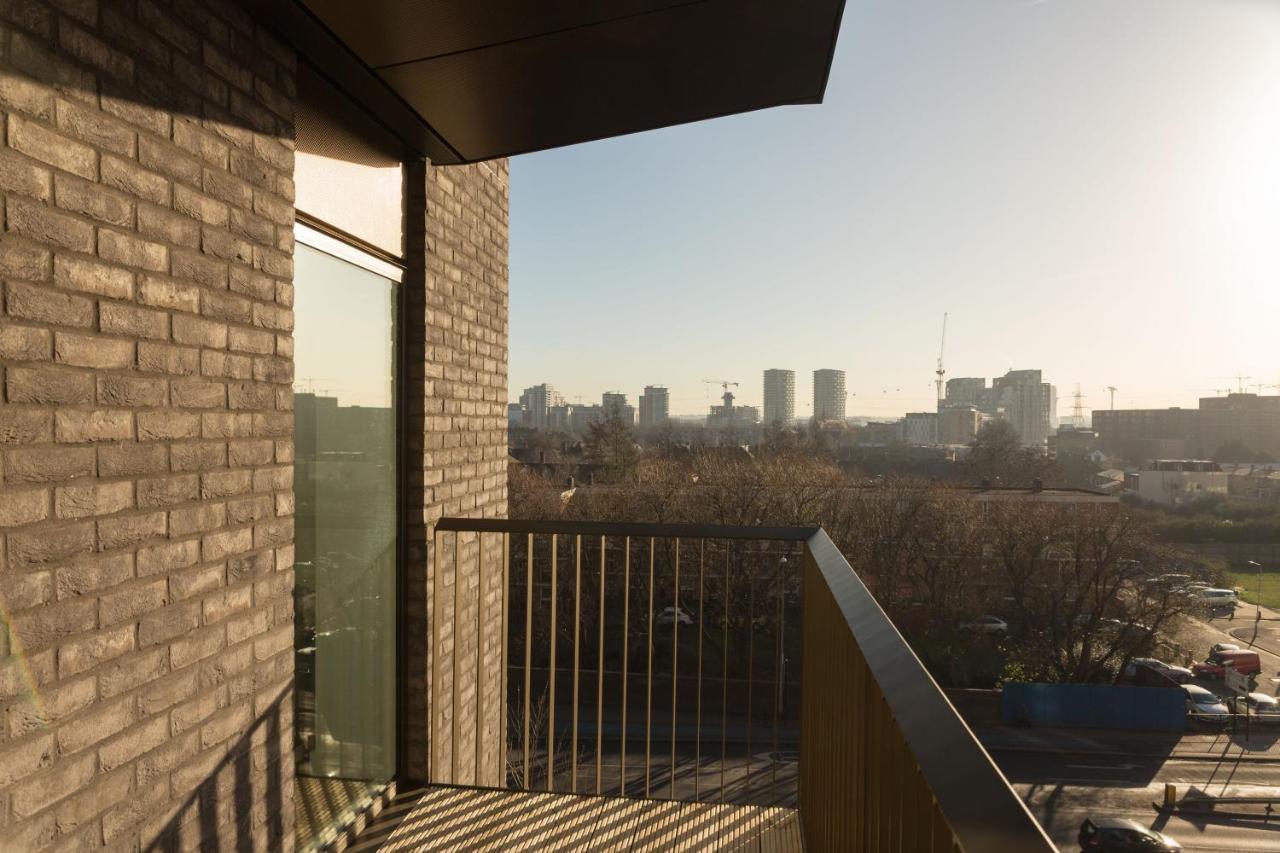Spacious & Modern 1 Bedroom Close To Station In E16 Londres Exterior foto