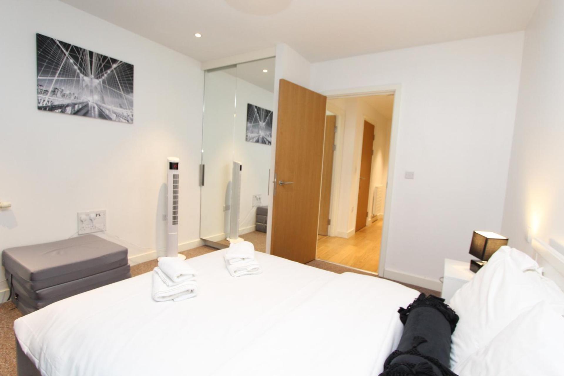Spacious & Modern 1 Bedroom Close To Station In E16 Londres Exterior foto